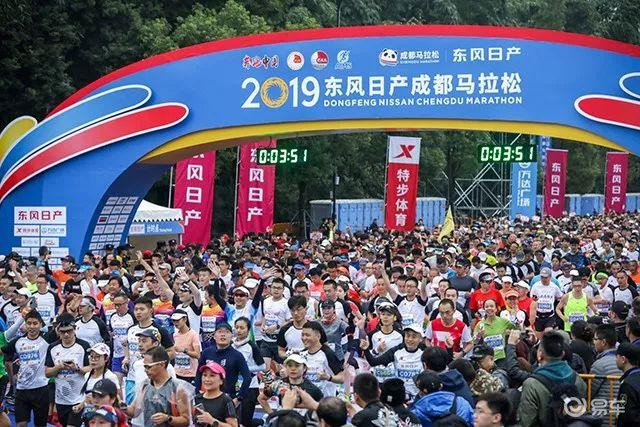 领势先行2019东风日产成都马拉松开跑，3万跑友挥洒激情